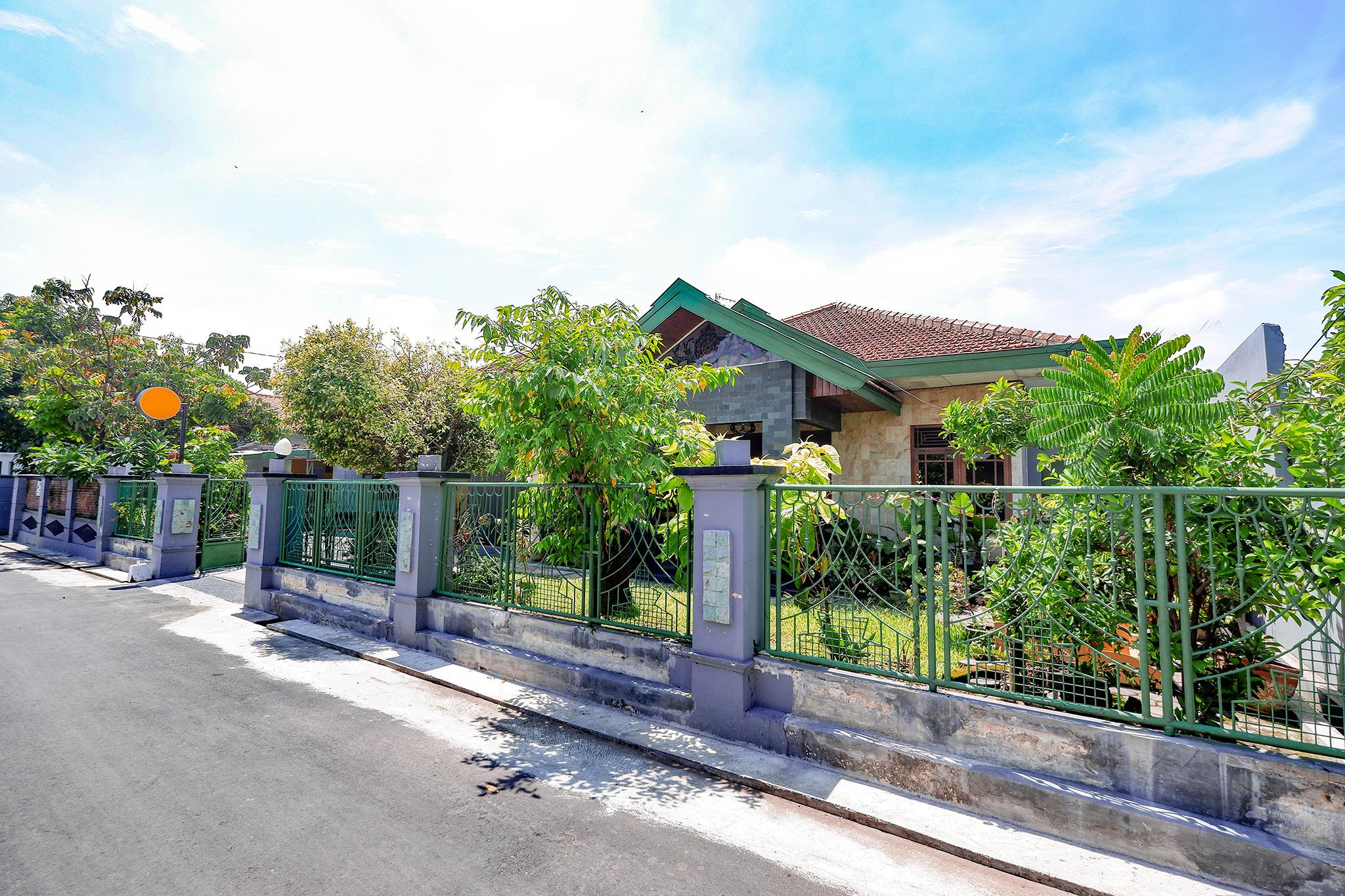 Hotel Spot On 2821 Griya Kawula Syariah Solo Exterior foto